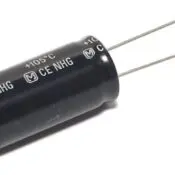 3300µF 50V Elektrolyyttikondensaattori 18x35mm